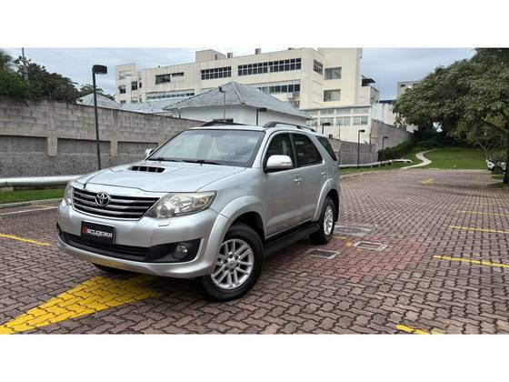 TOYOTA HILUX SW4 3.0 SR 4X4 16V TURBO INTERCOOLER DIESEL 4P AUTOMÁTICO